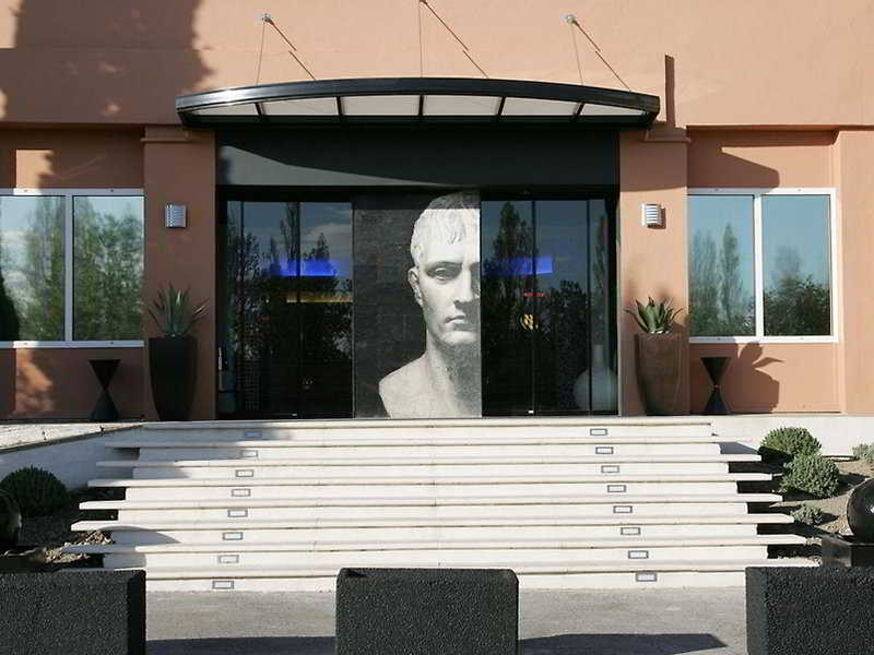 Plaza 4* Arles